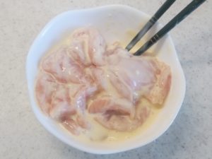 天ぷら液と混ぜた鶏ささみ肉