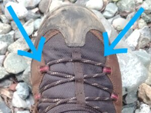 登山後の汗の染み出た靴