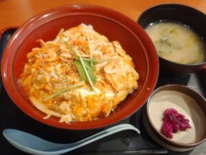 かもめの台所「桜海老の親子丼」