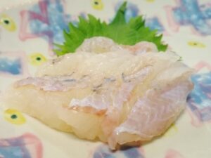 虎魚の刺身（レモンパイの料理）