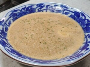 オマール海老のビスク（レモンパイの料理）
