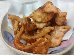 メカジキの皮の唐揚げ（レモンパイの料理）