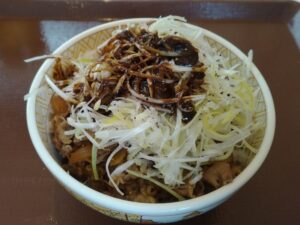 すき家「黒だれ白髪ねぎ牛丼」