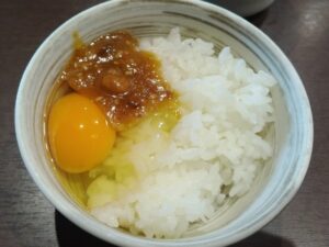 レストラン響のバイキング 2（卵かけご飯と肉味噌）