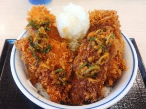 かつや「まぐろカツとささみカツの合い盛り丼」