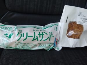 道の駅上品の郷で購入したクリームサンドとコロッケ