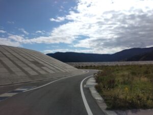 宮城県の海岸沿いの堤防 1