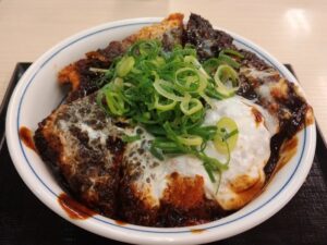 かつや「さばとロースカツの味噌たまカツ丼」