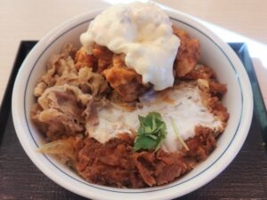 かつや「牛・豚・鶏のトリプルカツ丼（Hヘビー）」
