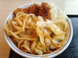 かつや「牛ホルモン焼きうどんとチキンカツの合い盛り丼」