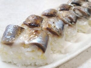 締め秋刀魚の炙り押し寿司（レモンパイの料理）