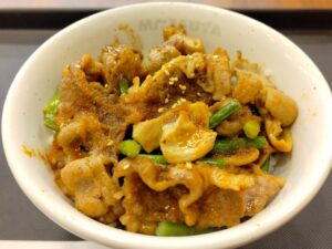 松屋「カルビホルモン丼」