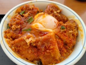 かつや「赤辛カツ丼」