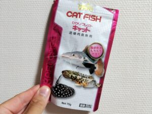ウナギに与えているひかりクレストキャット（底棲肉食魚用）