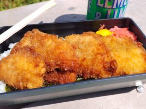カンパチのタレカツ弁当（レモンパイの料理）