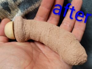 鳥の足保護テープを巻いた止まり木（補修後）