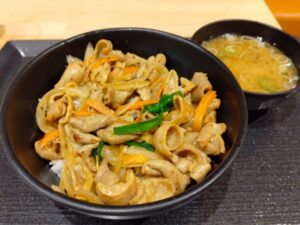 平和島PA「にんにくスタミナもつ焼き丼」