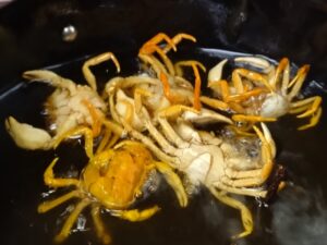 サワガニの素揚げ 1(レモンパイの料理)