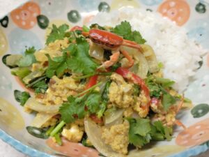 サワガニのプーパッポンカリー(レモンパイの料理)