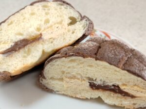 【ファミマ×マルコリ】ヘーゼルナッツのショコラメロンパン 3