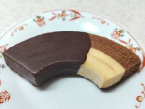 【ファミマ×マルコリ】2層のショコラバウムクーヘン 2