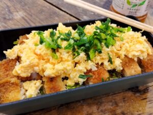 ネギタルアブラツノザメソースカツ弁当（レモンパイの料理）