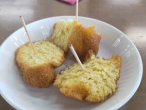 優美堂で食べたサーターアンダギー（サービス）