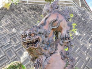 読谷村の座喜味城跡の近くのシーサー