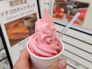 美らイチゴのソフトクリーム（ウミカジテラス）