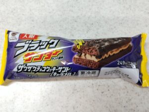 大阪ブラックサンダーザクザクチョコクッキーサンドキャラメル1