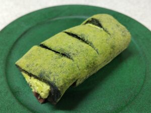 ローソン×森半コラボ「お餅で巻いた濃い抹茶もち食感ロール４切入」2