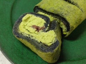ローソン×森半コラボ「お餅で巻いた濃い抹茶もち食感ロール４切入」3