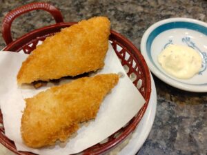 サーモン中落ちメンチカツレモンタルタル（回転寿司とっぴ～）
