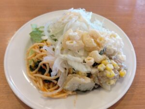 ヴィクトリアステーションのサラダバー 1