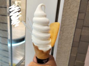 酪農ミルクソフト（コーン）（札幌ステラプレイス北海道式マルシェ内札幌農学校）